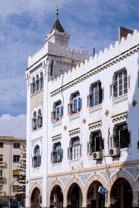 Façade immeuble dans la ville européene Sfax, la seconde ville du pays et capitale du sud. Grande ville portuaire et industrielle, mais aussi culturelle avec ses remparts, sa medina, ses nombreux monuments historiques et ses musées. 