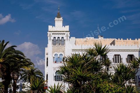 Façade immeuble dans la ville européene Sfax, la seconde ville du pays et capitale du sud. Grande ville portuaire et industrielle, mais aussi culturelle avec ses remparts, sa medina, ses nombreux monuments historiques et ses musées. 