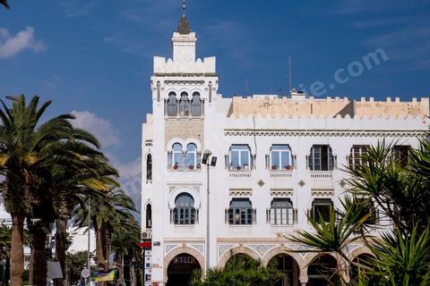 Façade immeuble dans la ville européene Sfax, la seconde ville du pays et capitale du sud. Grande ville portuaire et industrielle, mais aussi culturelle avec ses remparts, sa medina, ses nombreux monuments historiques et ses musées. 