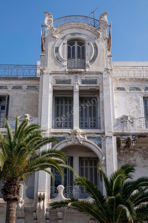 Façade immeuble dans la ville européene Sfax, la seconde ville du pays et capitale du sud. Grande ville portuaire et industrielle, mais aussi culturelle avec ses remparts, sa medina, ses nombreux monuments historiques et ses musées. 
