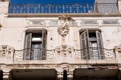 Façade immeuble dans la ville européene Sfax, la seconde ville du pays et capitale du sud. Grande ville portuaire et industrielle, mais aussi culturelle avec ses remparts, sa medina, ses nombreux monuments historiques et ses musées. 