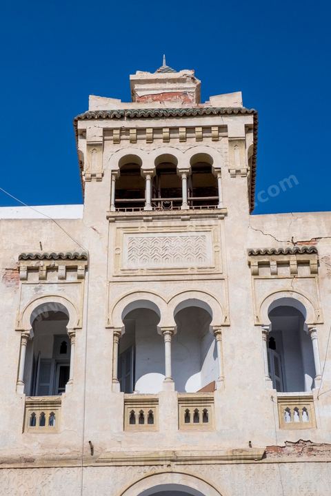 Façade immeuble dans la ville européene Sfax, la seconde ville du pays et capitale du sud. Grande ville portuaire et industrielle, mais aussi culturelle avec ses remparts, sa medina, ses nombreux monuments historiques et ses musées. 