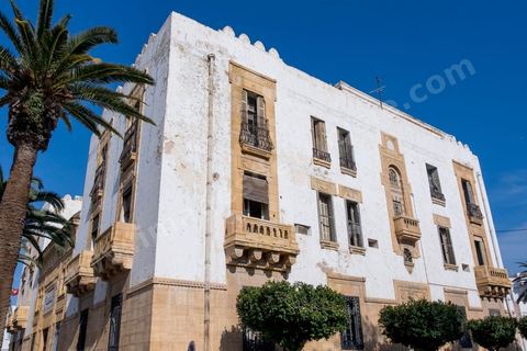 Façade immeuble dans la ville européene Sfax, la seconde ville du pays et capitale du sud. Grande ville portuaire et industrielle, mais aussi culturelle avec ses remparts, sa medina, ses nombreux monuments historiques et ses musées. 