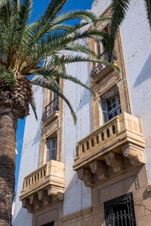 Façade immeuble dans la ville européene Sfax, la seconde ville du pays et capitale du sud. Grande ville portuaire et industrielle, mais aussi culturelle avec ses remparts, sa medina, ses nombreux monuments historiques et ses musées. 