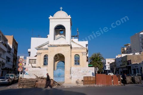 Eglise dans la ville européene Sfax, la seconde ville du pays et capitale du sud. Grande ville portuaire et industrielle, mais aussi culturelle avec ses remparts, sa medina, ses nombreux monuments historiques et ses musées. 