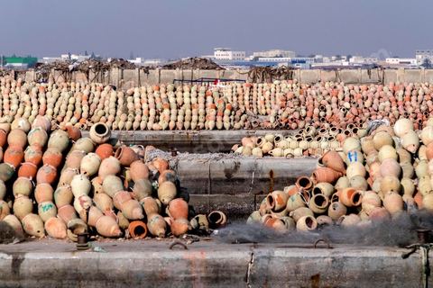 Gargoulettes et mouettes dans le port de pêche de Sfax, la seconde ville du pays et capitale du sud. Grande ville portuaire et industrielle, mais aussi culturelle avec ses remparts, sa medina, ses nombreux monuments historiques et ses musées. 