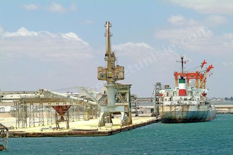 Port industriel de phosphate  de Sfax, la seconde ville du pays et capitale du sud. Grande ville portuaire et industrielle, mais aussi culturelle avec ses remparts, sa medina, ses nombreux monuments historiques et ses musées. 