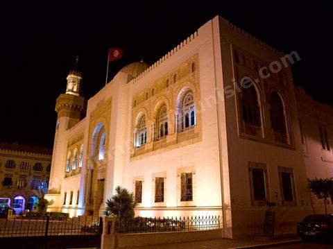 Façade la municipalité de Sfax, la seconde ville du pays et capitale du sud. Grande ville portuaire et industrielle, mais aussi culturelle avec ses remparts, sa medina, ses nombreux monuments historiques et ses musées. 