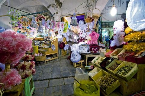 Souk el Attarine - boutiques pour trousseau de mariage - médina de Tunis