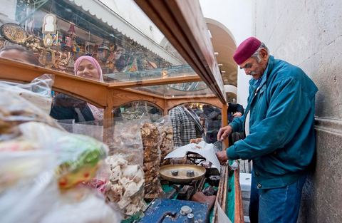 Souk el Attarine - vendeur ambulant de fromage frais - médina de Tunis