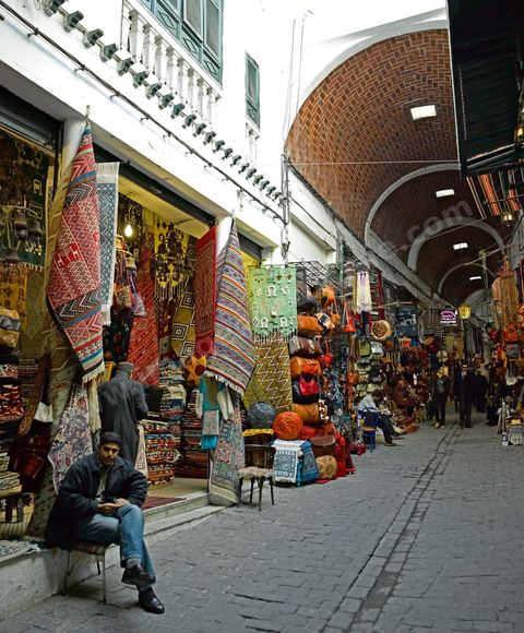 Boutiques de produits artisanat touristique et tapis dans le souk el Trouk de la medina de Tunis