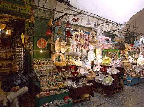 Boutiques de produits artisanat touristique et tapis dans le souk el Trouk de la medina de Tunis