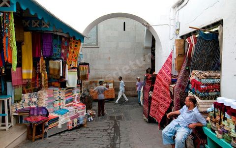 Boutiques de produits artisanat touristique et tapis dans le souk el Trouk de la medina de Tunis