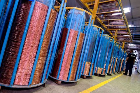Usine de COFICAB fabrication des fils câbles électriques destinés à l’industrie automobile à Sedjoumi dans la banlieue ouest de Tunis