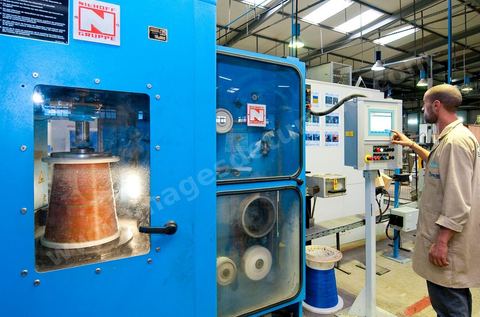 Usine de COFICAB fabrication des fils câbles électriques destinés à l’industrie automobile à Sedjoumi dans la banlieue ouest de Tunis
