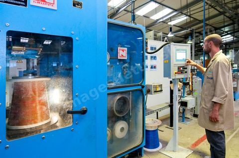 Usine de COFICAB fabrication des fils câbles électriques destinés à l’industrie automobile à Sedjoumi dans la banlieue ouest de Tunis
