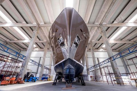 Fabrication et réparation de Yachts de luxe à Menzel Bourguiba. Parc D'activités économiques de Bizerte site de Bizerte. 