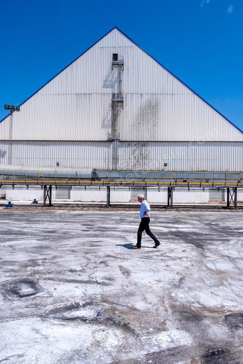 Usine de raffinage de sucre de Bizerte a été achetée par un investisseur libyen. Il s’agit d’une entreprise confisquée par l’Etat, rachetée par le libyen et louée, par la suite, à une entreprise française.