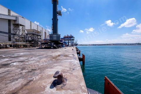 Usine de raffinage de sucre de Bizerte a été achetée par un investisseur libyen. Il s’agit d’une entreprise confisquée par l’Etat, rachetée par le libyen et louée, par la suite, à une entreprise française.