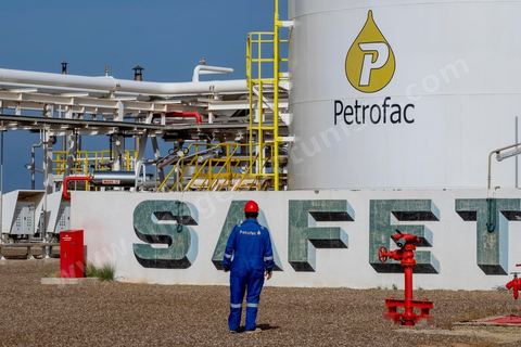 Site industriel gazier de Petrofac sur l'ïle de Kerkennah en Tunisie. Petrofac est présent en Tunisie depuis 2007. Le champ gazier de Chergui produit jusqu’à 30 millions de pieds cubes de gaz par jour, soit 12 % de la consommation totale de gaz en Tunisie, selon des chiffres communiqués par Petrofac.Le britannique est l’opérateur du champ gazier ainsi que son actionnaire à 45 %, aux côtés de l’Enterprise tunisienne d’activitiés pétrolières (ETAP), la compagnie pétrolière nationale tunisienne.