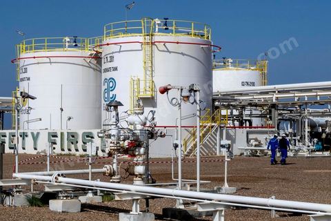 Site industriel gazier de Petrofac sur l'ïle de Kerkennah en Tunisie. Petrofac est présent en Tunisie depuis 2007. Le champ gazier de Chergui produit jusqu’à 30 millions de pieds cubes de gaz par jour, soit 12 % de la consommation totale de gaz en Tunisie, selon des chiffres communiqués par Petrofac.Le britannique est l’opérateur du champ gazier ainsi que son actionnaire à 45 %, aux côtés de l’Enterprise tunisienne d’activitiés pétrolières (ETAP), la compagnie pétrolière nationale tunisienne.