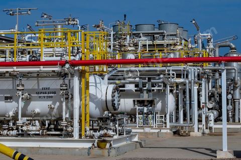 Site industriel gazier de Petrofac sur l'ïle de Kerkennah en Tunisie. Petrofac est présent en Tunisie depuis 2007. Le champ gazier de Chergui produit jusqu’à 30 millions de pieds cubes de gaz par jour, soit 12 % de la consommation totale de gaz en Tunisie, selon des chiffres communiqués par Petrofac.Le britannique est l’opérateur du champ gazier ainsi que son actionnaire à 45 %, aux côtés de l’Enterprise tunisienne d’activitiés pétrolières (ETAP), la compagnie pétrolière nationale tunisienne.