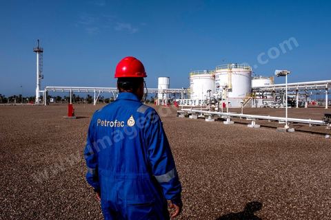 Site industriel gazier de Petrofac sur l'ïle de Kerkennah en Tunisie. Petrofac est présent en Tunisie depuis 2007. Le champ gazier de Chergui produit jusqu’à 30 millions de pieds cubes de gaz par jour, soit 12 % de la consommation totale de gaz en Tunisie, selon des chiffres communiqués par Petrofac.Le britannique est l’opérateur du champ gazier ainsi que son actionnaire à 45 %, aux côtés de l’Enterprise tunisienne d’activitiés pétrolières (ETAP), la compagnie pétrolière nationale tunisienne.