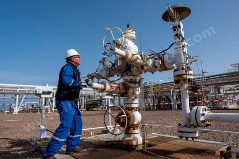 Site industriel gazier de Petrofac sur l'ïle de Kerkennah en Tunisie. Petrofac est présent en Tunisie depuis 2007. Le champ gazier de Chergui produit jusqu’à 30 millions de pieds cubes de gaz par jour, soit 12 % de la consommation totale de gaz en Tunisie, selon des chiffres communiqués par Petrofac.Le britannique est l’opérateur du champ gazier ainsi que son actionnaire à 45 %, aux côtés de l’Enterprise tunisienne d’activitiés pétrolières (ETAP), la compagnie pétrolière nationale tunisienne.
