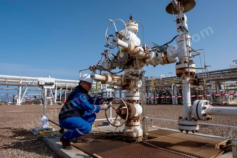 Site industriel gazier de Petrofac sur l'ïle de Kerkennah en Tunisie. Petrofac est présent en Tunisie depuis 2007. Le champ gazier de Chergui produit jusqu’à 30 millions de pieds cubes de gaz par jour, soit 12 % de la consommation totale de gaz en Tunisie, selon des chiffres communiqués par Petrofac.Le britannique est l’opérateur du champ gazier ainsi que son actionnaire à 45 %, aux côtés de l’Enterprise tunisienne d’activitiés pétrolières (ETAP), la compagnie pétrolière nationale tunisienne.