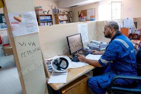 Site industriel gazier de Petrofac sur l'ïle de Kerkennah en Tunisie. Petrofac est présent en Tunisie depuis 2007. Le champ gazier de Chergui produit jusqu’à 30 millions de pieds cubes de gaz par jour, soit 12 % de la consommation totale de gaz en Tunisie, selon des chiffres communiqués par Petrofac.Le britannique est l’opérateur du champ gazier ainsi que son actionnaire à 45 %, aux côtés de l’Enterprise tunisienne d’activitiés pétrolières (ETAP), la compagnie pétrolière nationale tunisienne.