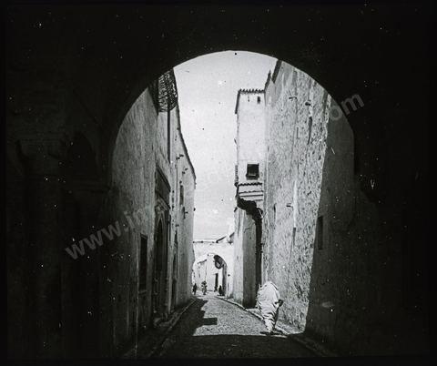Une rue à Tunis dans la medina avec femme en safsari - Plaque de verre format 8,5x10 cm - photographe inconnu - date env 1850-1860