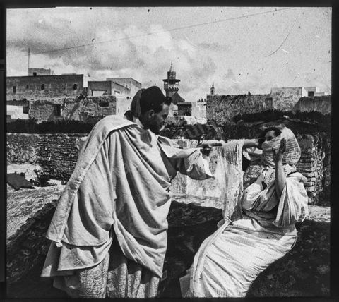 Couple en tenue traditionnelle sur terrasse de la medina de Tunis - Plaque de verre format 8,5x10 cm - photographe inconnu - date env 1845