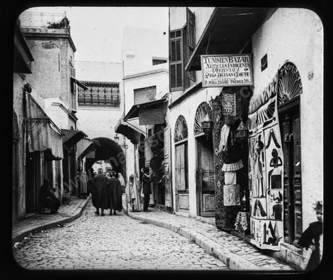 Rue commerçante et touristique à Tunis dans la medina - Plaque de verre format 8,5x10 cm - photographe inconnu - date env 1850-1860