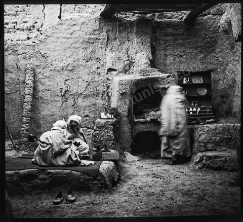 Café traditionnelle avec hommes dans la medina de Tunis - Plaque de verre format 8,5x10 cm - photographe inconnu - date env 1845