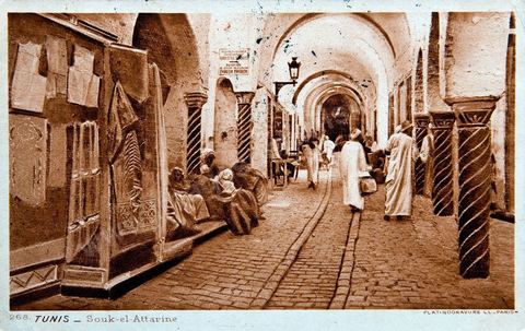 Souk el Attarine dans la medina de Tunis - datée de 1920 - Carte postale ancienne Tunisie