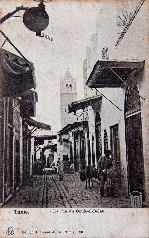 la rue du Souk El Belat dans la medina de Tunis - Carte postale ancienne Tunisie