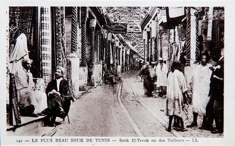 Le plus beau souk de Tunis Souk el Trouk ou des tailleurs - Carte postale ancienne Tunisie
