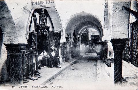 Souk el Leffa dans la medina de Tunis - datée de 1920 - Carte postale ancienne Tunisie