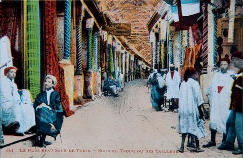 Le plus beau souk de Tunis : Souk el Trouk ou des Tailleurs dans la medina de Tunis - Carte postale ancienne Tunisie