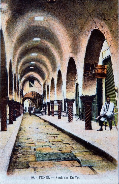 Souk des étoffes dans la medina de Tunis - datée de 1929 -Carte postale ancienne Tunisie