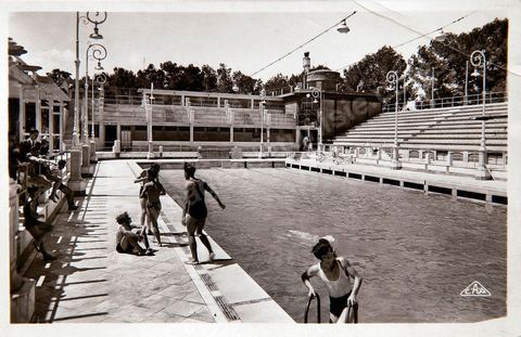 Bssin principale de la psicine municipale du Belvédère dans le parc du Belvédère à Tunis - datée de 1937 - Carte postale ancienne Tunisie