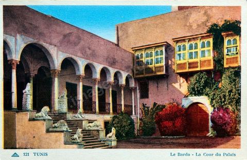 La cour du Palais du Bardo à Tunis - Carte postale ancienne Tunisie