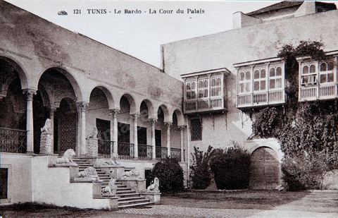 La cour du Palais du Bardo à Tunis - Carte postale ancienne Tunisie