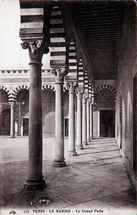 Le grand patio du Palais du Bardo à Tunis - Carte postale ancienne Tunisie