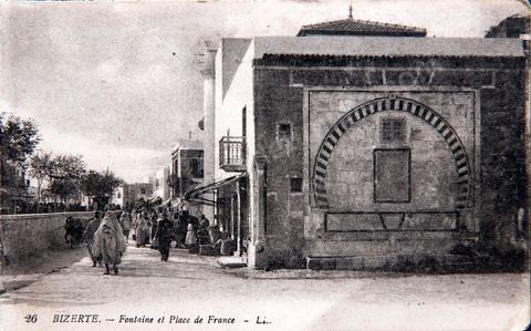 Fontaine et place de France à Bizerte - Carte postale ancienne Tunisie