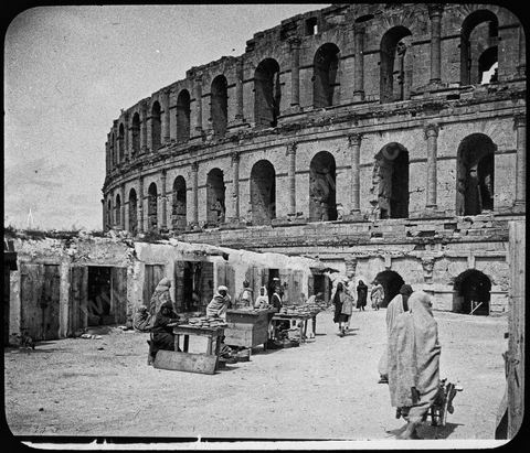 Vue extérieure de l'amphithéâtre d'El Djem avec au premier plan étales de vendeurs de pains - Plaque de verre format 8,5x10 cm - photographe inconnu - date env 1845