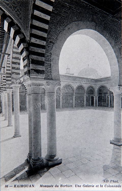 Galerie et colonnade de la Mosquée des Barbiers à Kairouan - Carte postale ancienne Tunisie