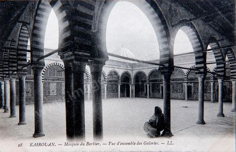 Vue d'ensemble des galeires de la cour de la Mosquée des Barbiers à Kairouan - Carte postale ancienne Tunisie