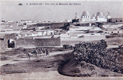 Vue sur la Mosquée des Sabres à Kairouan - Carte postale ancienne Tunisie