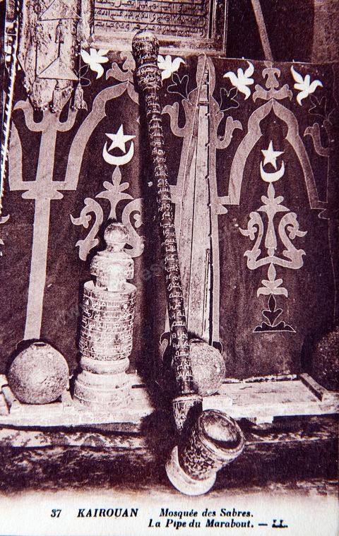 La pipe du marabout à la Mosquée des Sabres à Kairouan - Carte postale ancienne Tunisie
